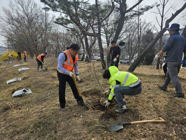 한국도로공사 서울경기본부는 기흥휴게소에서 수목 식재 행사를 진행하고 있다. 도공 서울경기본부 제공