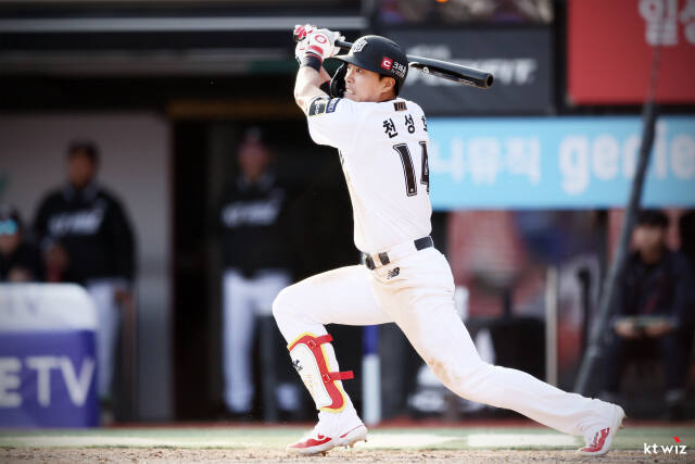 제대 복귀 시즌 불꽃 방망이를 휘두르고 있는 KT 위즈의 내야수 천성호 KT 위즈 제공