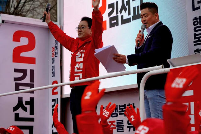 김선교 국민의힘 여주·양평 후보가 28일 선대위 출정식이 열린 양평읍 라온광장에서 군민들에게 인사하고 있다. 김 후보 캠프 제공