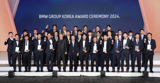 ’BMW 그룹 코리아 어워드 2024’에서 수상한 삼천리 모터스 임직원 단체사진. 삼천리 모터스 제공