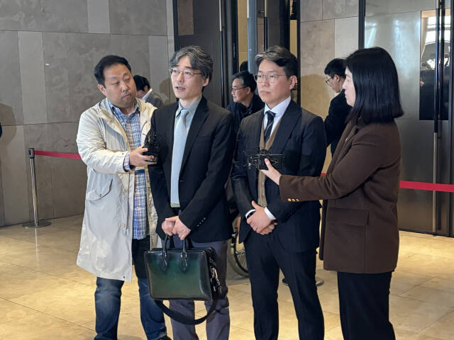 한미사이언스 임종윤·종훈 형제가 28일 오전 경기 화성시 라비돌 호텔에서 열린 한미그룹 지주사 한미사이언스의 제51기 정기 주주총회가 끝난 후 입장을 밝히고 있다./연합뉴스