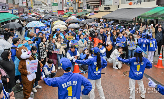 제22대 국회의원선거 공식 선거운동이 시작된 28일 오전 팔달문에서 열린 수원지역 더불어민주당 후보들의 합동출정식에서 선거운동원들이 율동을 펼치고 있다. 윤원규기자