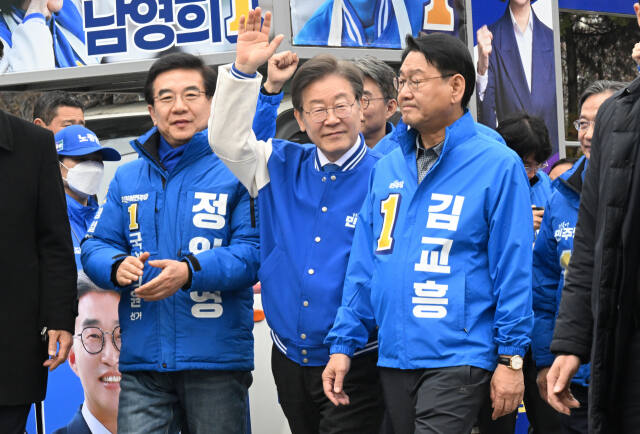 28일 오후 4시 부평구 부평역 북광장에서 더불어민주당 인천 14개 지역 후보들이 ‘더불어민주당 인천시당 선거대책위원회 출범식’을 열고 총선 승리에 대한 다짐을 하고 있다. 조병석 기자