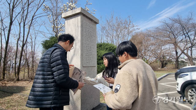 지난 24일 오전께 한 가족 일행이 경기도청 구청사를 거쳐 수원문화원에서 ‘수원역’ 2화의 암호를 풀며 미션을 수행하는 모습. 이나경기자