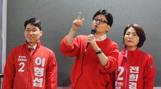 국민의힘 한동훈 총괄선거대책위원장이 전희경(의정부갑)·이형섭(의정부을) 후보 지지를 당부하고 있다. 김창학 기자