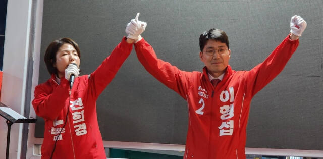 전희경 후보(의정부갑)가 이형섭 후보(의정부을)의 손을 맞잡고 총선 승리를 외치고 있다. 김창학 기자