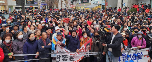 전희경(의정부갑)·이형섭(의정부을) 후보 합동출정식에서 지지자들이 총선 승리를 다짐하고 있다. 김창학 기자