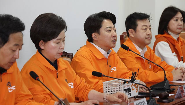 개혁신당 이준석 대표가 22일 국회에서 열린 최고위원회의에서 발언을 하고 있다. 왼쪽에서 두 번째가 양향자 원내대표. 연합뉴스