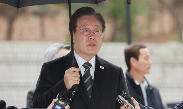 더불어민주당 이재명 대표가 29일 서울 서초구 서울중앙지법에서 열린 '대장동 배임·성남FC 뇌물' 관련 1심 속행 공판에 출석하며 취재진의 질문에 답하고 있다. 연합뉴스