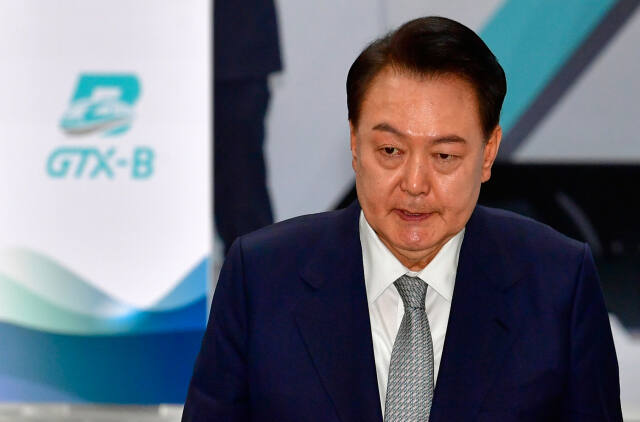 윤석열 대통령이 지난 7일 인천시 연수구 송도컨벤시아 그랜드볼룸에서 열린 수도권광역급행열차 GTX-B 노선 착공기념식에서 기념사를 마친 뒤 자리로 이동하고 있다. 인천사진공동취재단