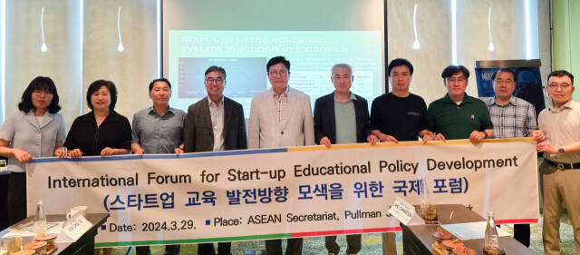 29일(현지 시간) 도성훈 교육감 등 인천시교육청 연수단이 포럼을 마치고 기념 촬영을 하고 있다. 인천시교육청 제공