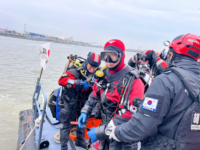 지난 28일 인천해경 전용부두에서 인천해경 구조대와 현장부서 구조직별 경찰관들이 합동훈련에 참여하고 있다. 인천해경 제공