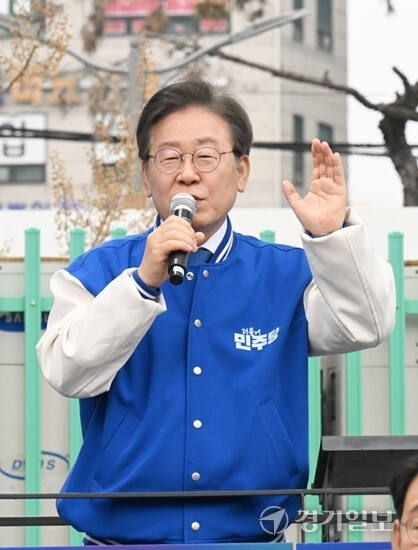 이재명 더불어민주당 대표가 지난 28일 인천 부평역 북광장에서 열린 더불어민주당 인천시당 총선 출정식에 지지를 호소하고 있다. 조병석기자