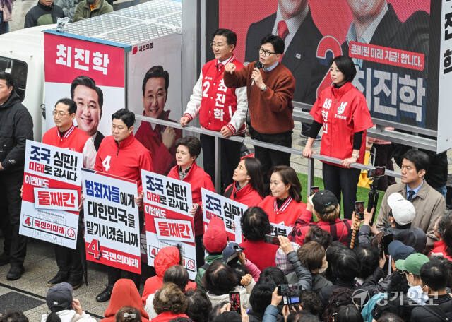 한동훈 국민의힘 비상대책위원장 겸 총괄선거대책위원장이 29일 오후 군포시 산본로데오거리에서 최진학 군포시 후보에 대한 지원유세를 하고 있다. 윤원규기자