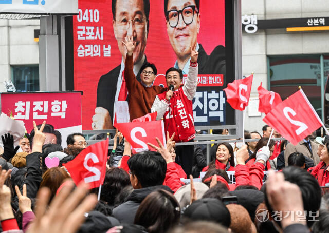 한동훈 국민의힘 비상대책위원장 겸 총괄선거대책위원장이 29일 오후 군포시 산본로데오거리에서 최진학 군포시 후보에 대한 지원유세를 하고 있다. 윤원규기자