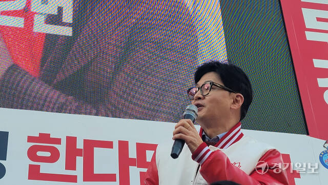 29일 평택 송탄시장에서 지원 유세에 나선 국민의힘 한동훈 비대위원장이 지지를 호소하고 있다. 안노연기자