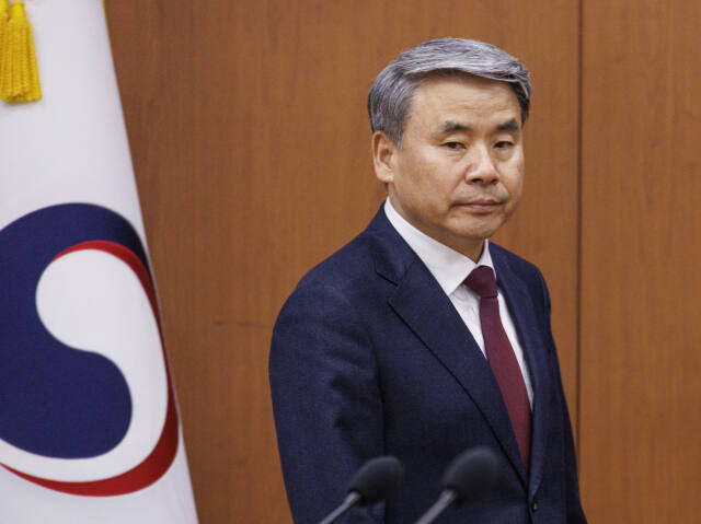 지난 28일 외교부에서 열린 방위산업협력 주요 공관장 회의에 입장하는 이종섭 주호주 대사. 연합뉴스