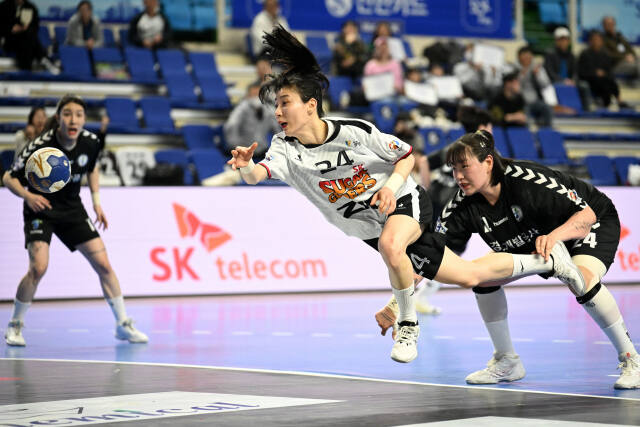 29일 부산 기장체육관에서 벌어진 핸드볼 H리그 여자부 3경남개발공사와의 3라운드 경기서 광명 SK 슈가글라이더즈의 강경민이 회심의 슛을 날리고 있다.한국핸드볼연맹 제공
