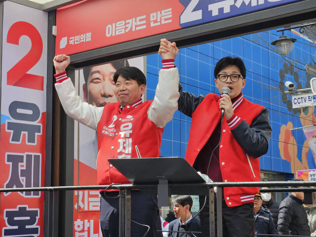 국민의힘 한동훈 비상대책위원장이 공식 선거운동 기간 첫 주말인 30일 오전 인천 부평구를 찾아 유제홍 부평구갑 후보를 지원 유세하고 있다. 황남건기자