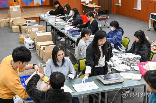 30일 오전 수원특례시 영통구선거관리위원회에서 선관위 관계자들이 선거공보물 및 거소 투표안내문 발송작업을 하고 있다. 거소 투표란 거동이 불편해 투표소에 가서 투표할 수 없는 선거인 등이 자신이 머무는 병원·요양소, 자택 등에서 우편으로 투표할 수 있는 제도다. 윤원규기자