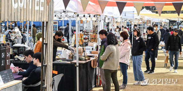 30일 오전 수원특례시 팔달구 옛 경기도청사 잔디마당에서 열린 경기기회마켓을 찾은 시민들이 각종 상품을 둘러보고 있다. '경기기회마켓'은 경기도청이 광교로 이전 후 위축된 옛청사 주변 상권을 활성화하고, 도내 작가·농부·소상공인들에게 자립의 기회를 제공하기 위해 열리는 정기행사로 오는 31일까지 열린다. 윤원규기자