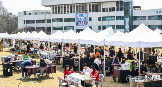 30일 오전 수원특례시 팔달구 옛 경기도청사 잔디마당에서 열린 경기기회마켓을 찾은 시민들이 각종 상품을 둘러보고 있다. '경기기회마켓'은 경기도청이 광교로 이전 후 위축된 옛청사 주변 상권을 활성화하고, 도내 작가·농부·소상공인들에게 자립의 기회를 제공하기 위해 열리는 정기행사로 오는 31일까지 열린다. 윤원규기자