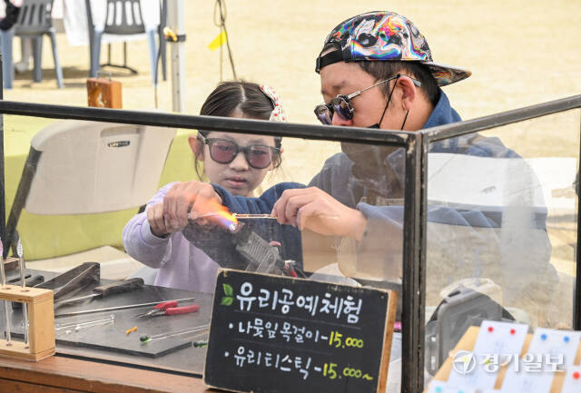 30일 오전 수원특례시 팔달구 옛 경기도청사 잔디마당에서 열린 경기기회마켓을 찾은 시민들이 각종 상품을 둘러보고 있다. '경기기회마켓'은 경기도청이 광교로 이전 후 위축된 옛청사 주변 상권을 활성화하고, 도내 작가·농부·소상공인들에게 자립의 기회를 제공하기 위해 열리는 정기행사로 오는 31일까지 열린다. 윤원규기자