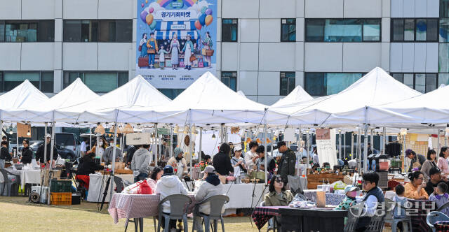 30일 오전 수원특례시 팔달구 옛 경기도청사 잔디마당에서 열린 경기기회마켓을 찾은 시민들이 각종 상품을 둘러보고 있다. '경기기회마켓'은 경기도청이 광교로 이전 후 위축된 옛청사 주변 상권을 활성화하고, 도내 작가·농부·소상공인들에게 자립의 기회를 제공하기 위해 열리는 정기행사로 오는 31일까지 열린다. 윤원규기자