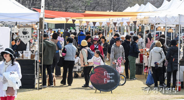 30일 오전 수원특례시 팔달구 옛 경기도청사 잔디마당에서 열린 경기기회마켓을 찾은 시민들이 각종 상품을 둘러보고 있다. '경기기회마켓'은 경기도청이 광교로 이전 후 위축된 옛청사 주변 상권을 활성화하고, 도내 작가·농부·소상공인들에게 자립의 기회를 제공하기 위해 열리는 정기행사로 오는 31일까지 열린다. 윤원규기자
