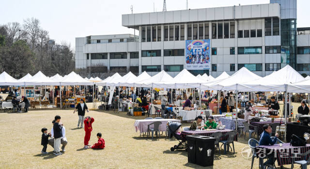30일 오전 수원특례시 팔달구 옛 경기도청사 잔디마당에서 열린 경기기회마켓을 찾은 시민들이 각종 상품을 둘러보고 있다. '경기기회마켓'은 경기도청이 광교로 이전 후 위축된 옛청사 주변 상권을 활성화하고, 도내 작가·농부·소상공인들에게 자립의 기회를 제공하기 위해 열리는 정기행사로 오는 31일까지 열린다. 윤원규기자