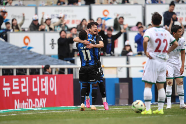 30일 인천 축구전용경기장에서 열린 K리그1 대전 하나시티즌과의 4라운드 홈 경기에서 인천 유나이티드 제르소가 전반 선제골을 넣은 후 골을 도운 박승호와 기뻐하고 있다.프로축구연맹 제공