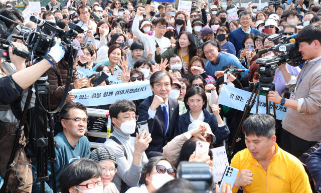 조국 조국혁신당 대표가 30일 오후 광주 서구 풍암호수공원에서 시민들과 사진을 찍고 있다. 연합뉴스