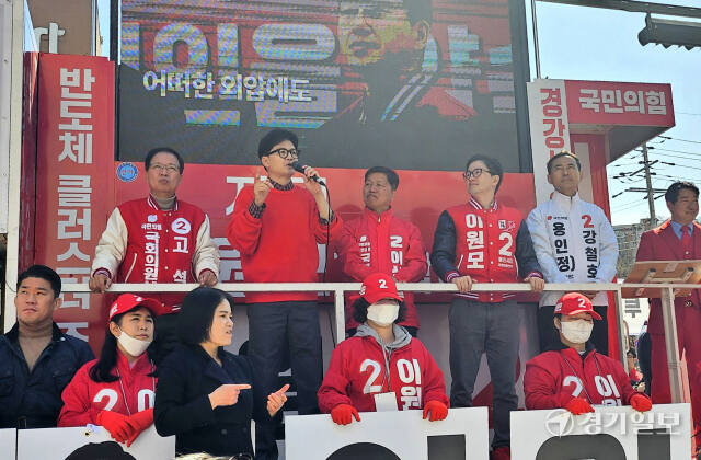 31일 오전 용인특례시 처인구 역북지구 광장에서 (왼쪽부터) 국민의힘 고석 용인병 국회의원 후보, 한동훈 총괄선거대책위원장, 이상철 용인을 후보, 이원모 용인갑 후보, 강철호 용인정 후보 등이 합동유세를 펼치고 있다. 송상호기자