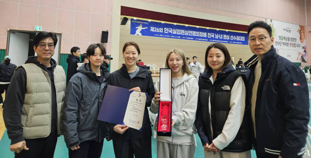 제26회 한국실업연맹회장배 전국남녀펜싱선수권대회 여자 사브르 단체전서 2연패를 달성한 안산시청 선수단.안산시청 제공