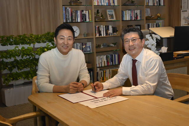 오세훈 서울시장과 함께 하고 있는 이창근 후보 (오른쪽). 이 후보 캠프 제공