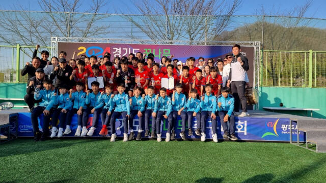 부천시 U-15 선수단이 지난 24일 곤지암 A구장에서 열린 ‘2024 경기도 꿈나무 축구대회’ 중등부 행복그룹 시상식 후 학부모들과 기념촬영을 하고 있다. 부천시 U-15 축구단 제공.