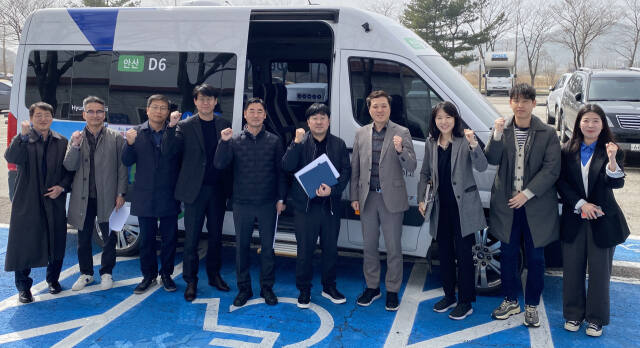 경기교통공사와 진주시 대중교통 담당자들이 똑버스 시승에 앞서 기념촬영하고 있다. 경기교통공사 제공
