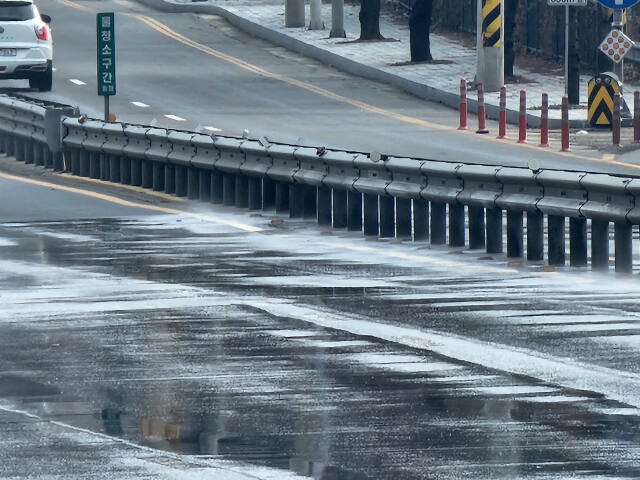 의왕시는 의왕ICD(내륙컨테이너기지) 인근 도로를 달리는 경유 중차량에서 발생하는 비산먼지 관리와 대기질 개선을 위해 ‘클린로드 시스템’을 가동하고 있다. 의왕시 제공