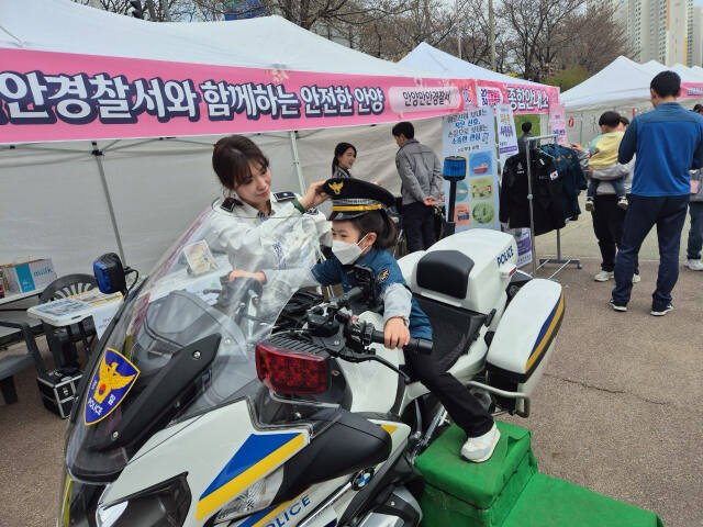안양만안경찰서가 충훈부 벚꽃축제 경찰홍보부스를 운영하고 있다. 안양만안경찰서 제공