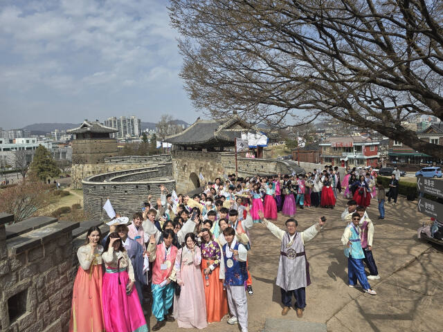 지난 30일 열린 라일라 대회에서 120명의 청년들이 수원화성을 견학하고 있다. 국제로타리 3750지구 제공
