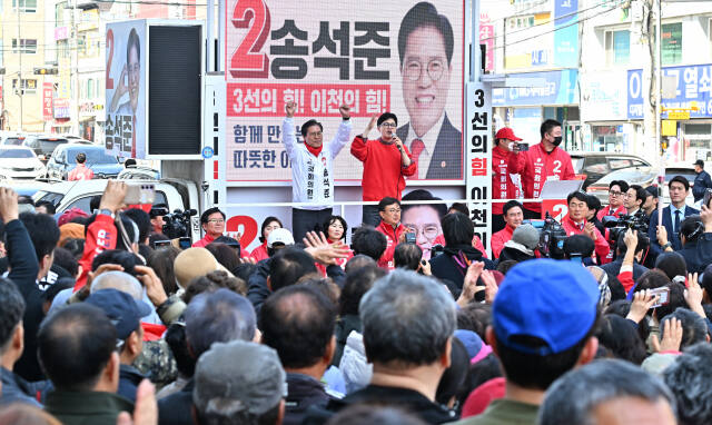 4·10 총선 공식 선거운동 나흘째인 31일 오후 이천시산림조합 인근에서 한동훈 비상대책위원장 겸 총괄선거대책위원장이 유권자들을 향해 송석준(이천) 후보를 지지해줄 것을 호소하고 있다. 홍기웅기자