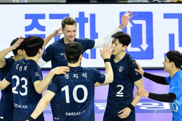 30일 인천 계양체육관서 열린 V리그 남자부 챔피언결정 안산 OK금융그룹과 2차전서 승리한 인천 대한항공 선수들이 기뻐하고 있다.한국배구연맹 제공
