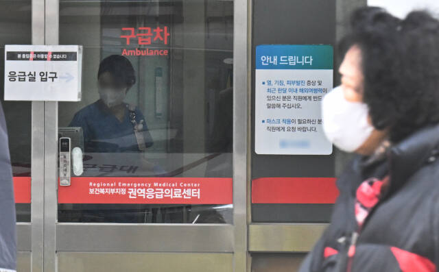 의대증원 확대에 반대하는 전공의들의 이탈로 의료공백이 장기화하고 있는 가운데, 인천 한 대학병원 응급실에서 간호사가 분주히 움직이고 있다. 경기일보 DB