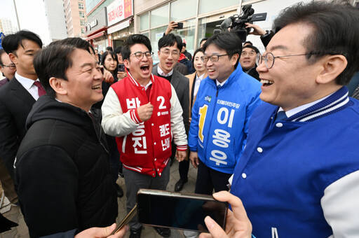 지난 12일 인천 서구 청라 커넬워크에서 민주당 이재명 당대표와 국민의힘 안철수 공동선대위원장이 서구을 예비후보 지원유세 중 만나 인사를 하고 있다. 경기일보DB