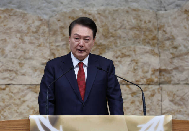 윤석열 대통령이 부활절인 31일 서울 강동구 명성교회에서 열린 '2024 한국교회부활절연합예배'에서 축하 인사말을 하고 있다. 연합뉴스