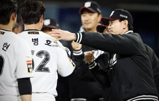 우승후보로 꼽힌 프로야구 KT 위즈가 시즌 초반 매년 반복되는 부진으로 인해 2024시즌 최하위에 머물러 있어 반등이 절실하다.KT 위즈 제공