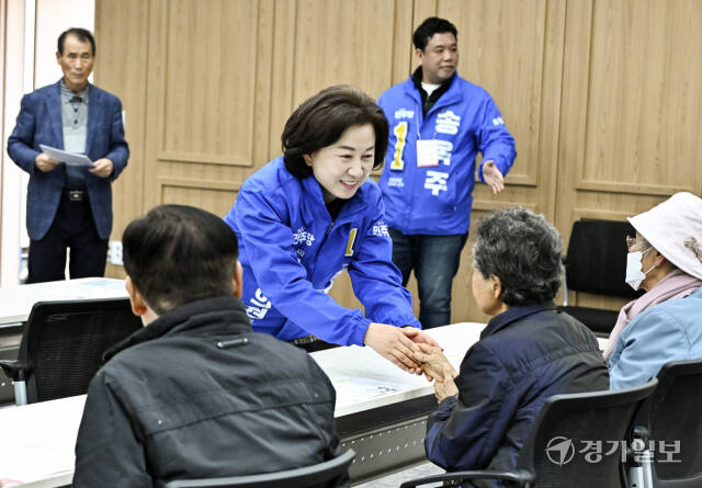 화성시갑 민주당 송옥주, 국힘 홍형선 후보, 비봉면 노인대학 방문 [포토뉴스]