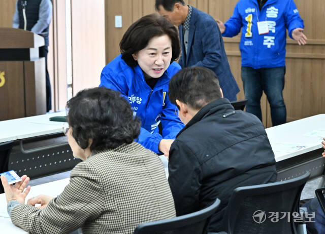 화성시갑 민주당 송옥주, 국힘 홍형선 후보, 비봉면 노인대학 방문 [포토뉴스]