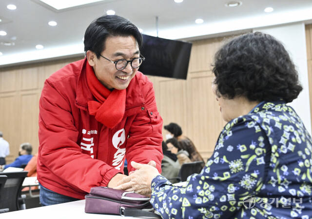 화성시갑 민주당 송옥주, 국힘 홍형선 후보, 비봉면 노인대학 방문 [포토뉴스]