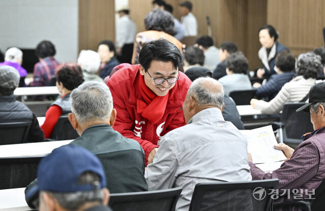 화성시갑 민주당 송옥주, 국힘 홍형선 후보, 비봉면 노인대학 방문 [포토뉴스]